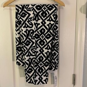 Chico’s size 3.5 (20) bold print black & white So Slimming Brigitte ankle pant